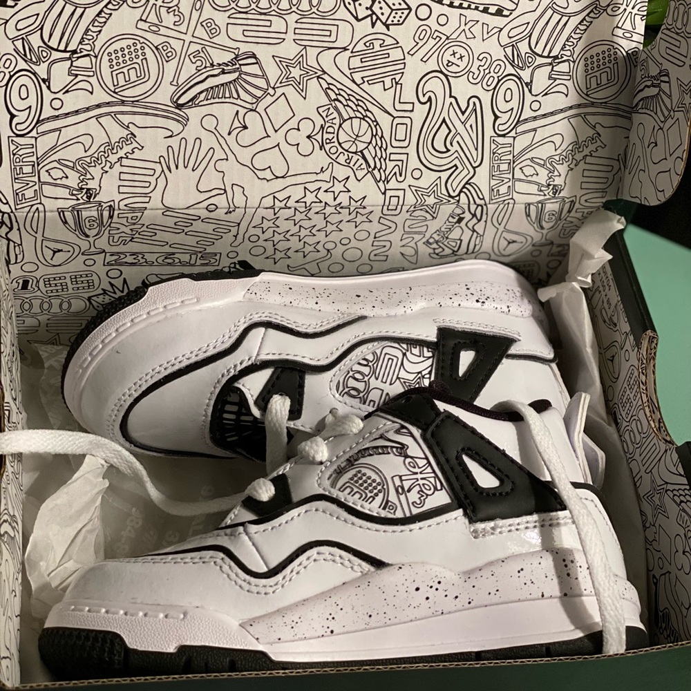 Jordan 4 Retro White/Black-Volt